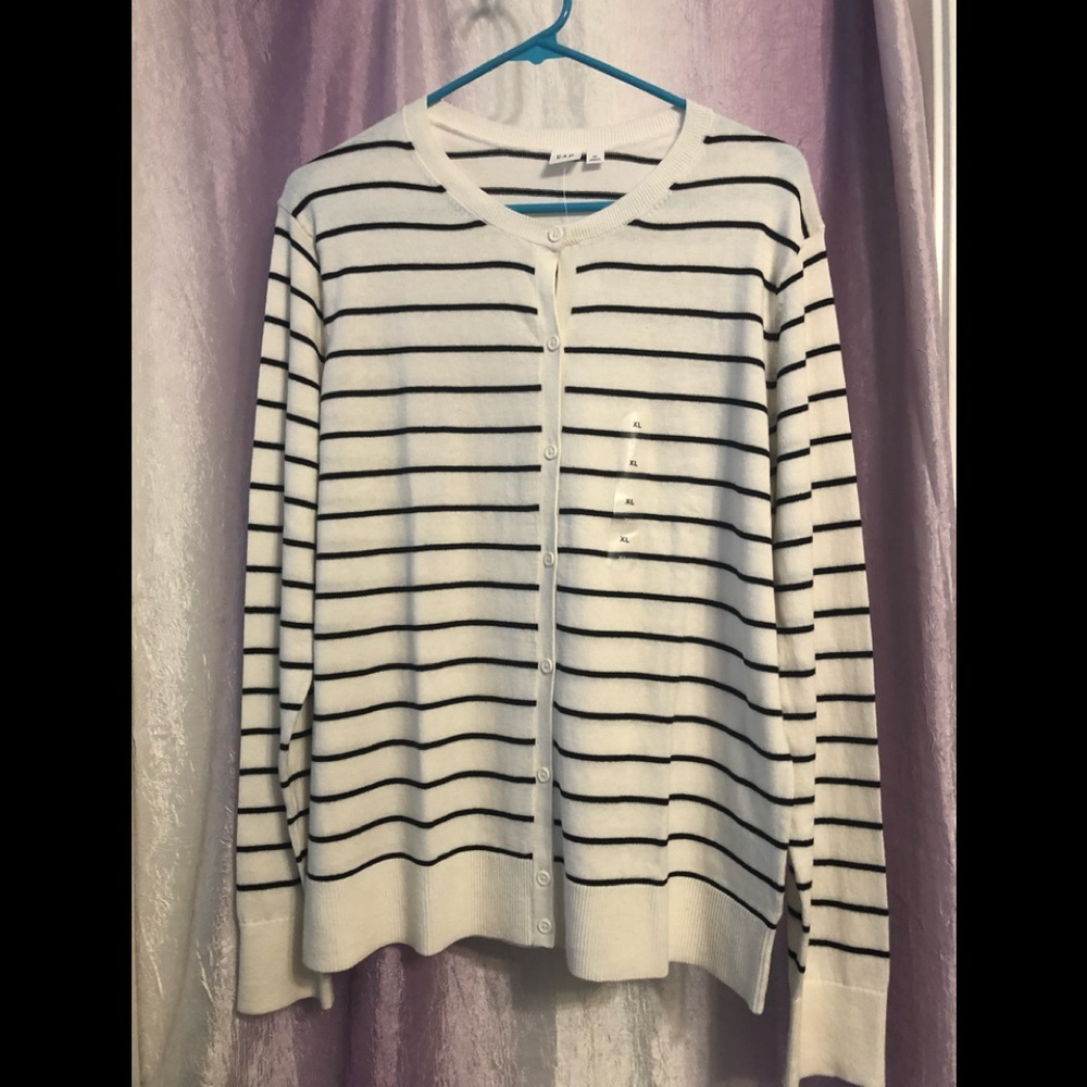 New GAP Women’s Crewneck Cardigan
